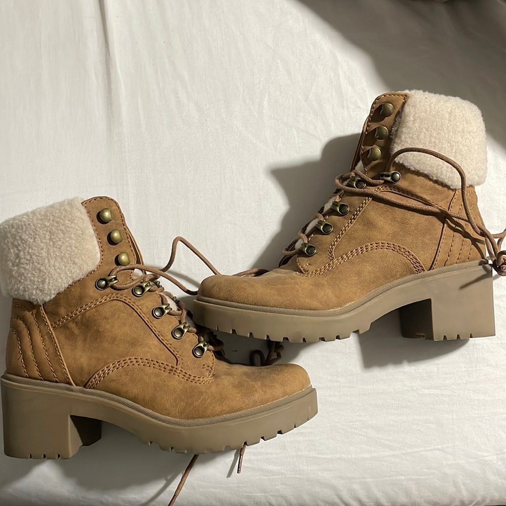 DSW boots tan color